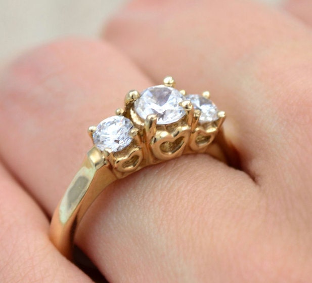 10K Gold Drei Stein Simulierte Diamant Verlobungsring von ARTMANJEWELRY