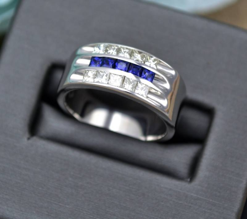 Dreireihe Prinzessin Geschnitten Diamant Und Saphir Ehering in 14 Karat Weißgold, Jahrestag /Saphir Band von ARTMANJEWELRY