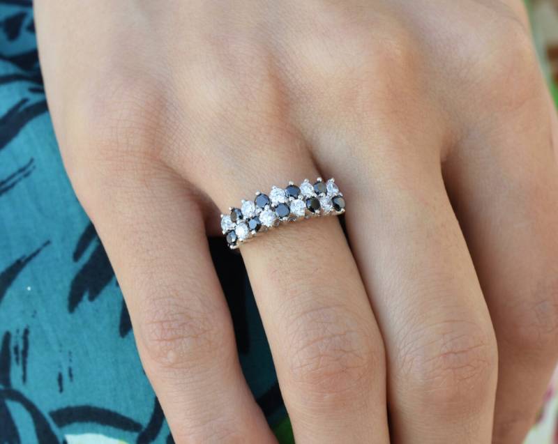 Geschenk in Time/sterling Silber Doppel Reihe Multistone Band Mit Simulierten Weißen Und Schwarzen Diamanten/Silber Jahrestag Band/Silber Schmuck von ARTMANJEWELRY