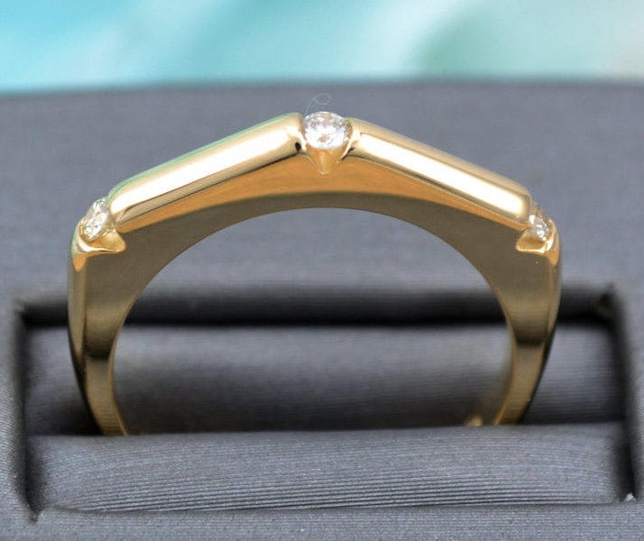 Moderne 14K Gelbgold Diamant Ehering, Bezel Set von ARTMANJEWELRY