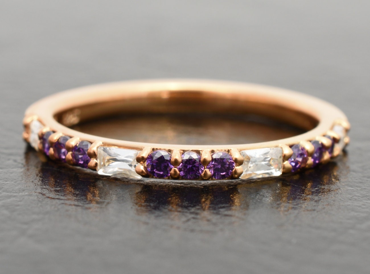 stapelring Aus 14K Gold Mit Amethyst Und Diamant, Februar Geburtsstein von ARTMANJEWELRY