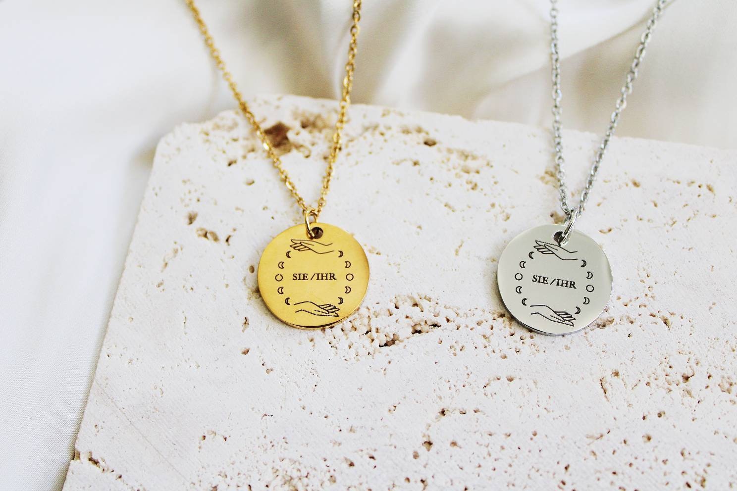 Sie Ihr Halskette | Pronomen Schmuck Silver Gold Minimalistisch Feminist Lgbtq+ Geometrical Circle Disc Necklace Mond von ARTSYBERLIN