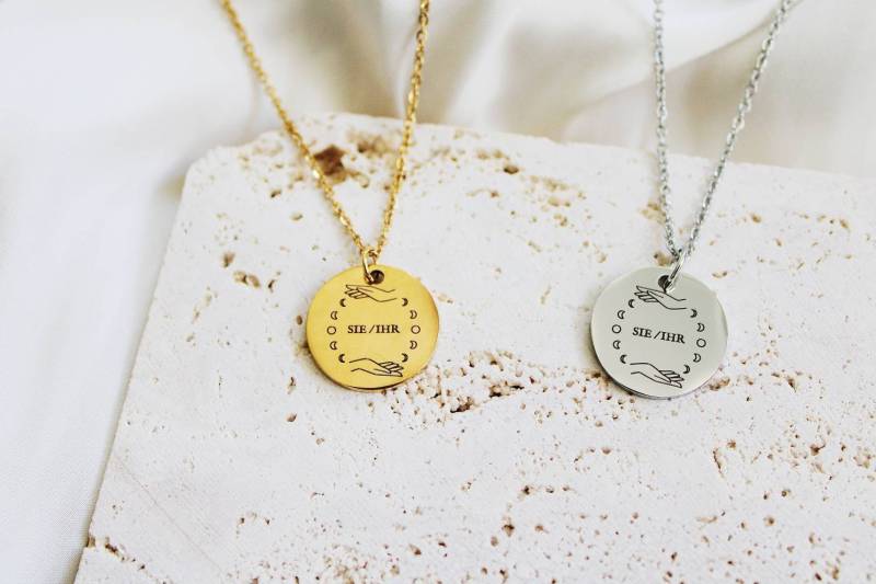 Sie Ihr Halskette | Pronomen Schmuck Silver Gold Minimalistisch Feminist Lgbtq+ Geometrical Circle Disc Necklace Mond von ARTSYBERLIN