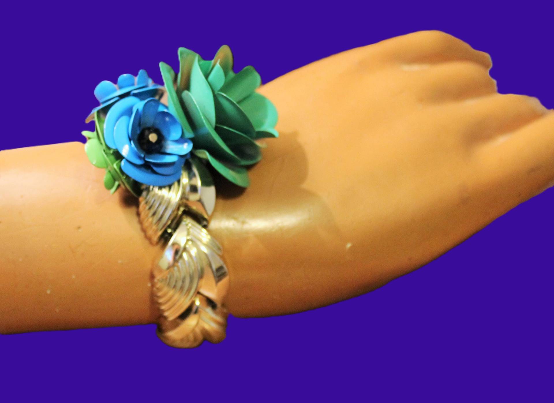Art-Deco-Armband, Blumenarmband, Blau-Grüne Smaragdblumen, Emaille-Blumen, Vintage-Armband Aus Hellem Gold, Bouquet Am Handgelenk Art-Deco-Armband, Blumenarmband, Blau-Grüne Smaragdblumen, Emaille-Blumen, Vintage-Armband Aus Hellem Gold, Bouquet Am Handgelenk von ARTdeCOLLIER