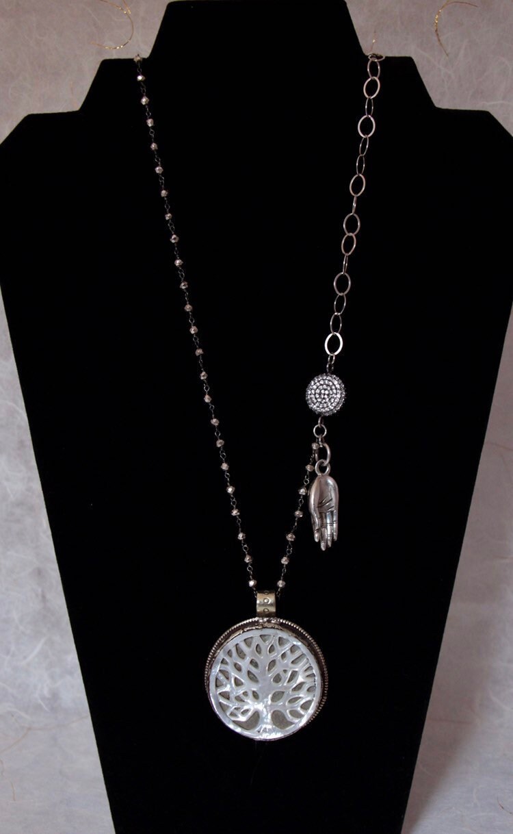 Auffällige Silber Und Pyrit Kette Mit Perlmutt Baum Des Lebens Anhänger von ARTofDevotionJewelry
