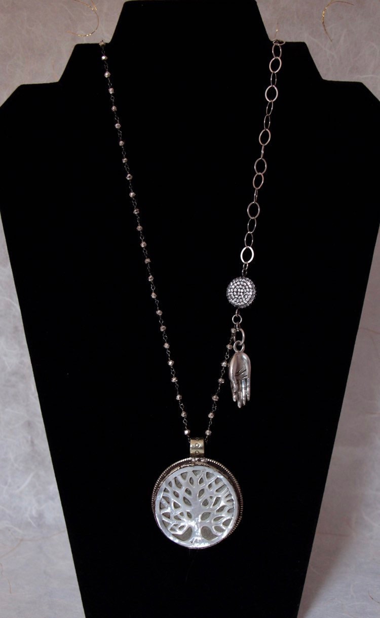 Auffällige Silber Und Pyrit Kette Mit Perlmutt Baum Des Lebens Anhänger von ARTofDevotionJewelry