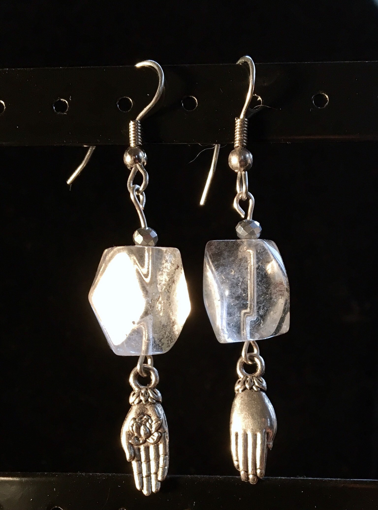 Hip Natürlichen Bergkristall Ohrringe Mit Buddha Hände Hip Natürlichen Bergkristall Ohrringe Mit Buddha Hände von ARTofDevotionJewelry