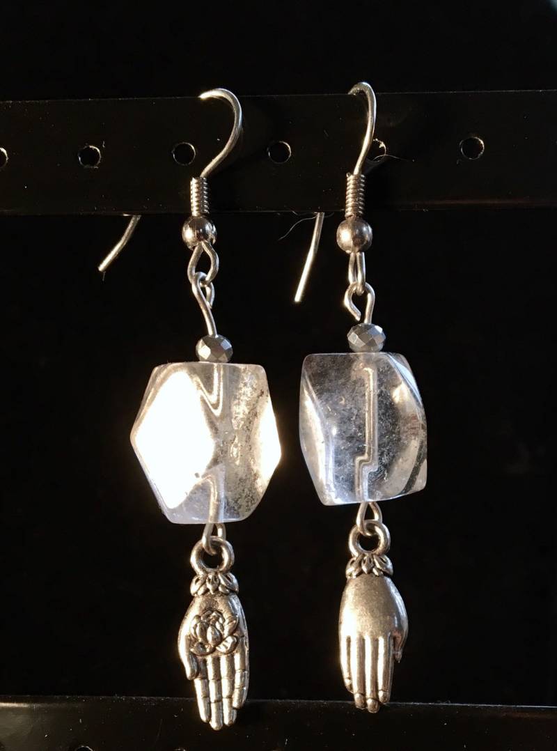 Hip Natürlichen Bergkristall Ohrringe Mit Buddha Hände von ARTofDevotionJewelry