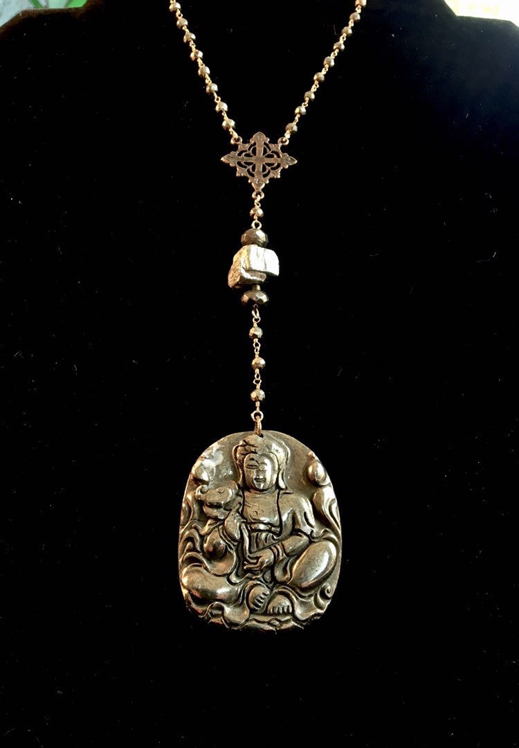 Lange Pyrit Rosenkranz Stil Halskette Mit Großen Geschnitzten Buddha Lange Pyrit Rosenkranz Stil Halskette Mit Großen Geschnitzten Buddha von ARTofDevotionJewelry