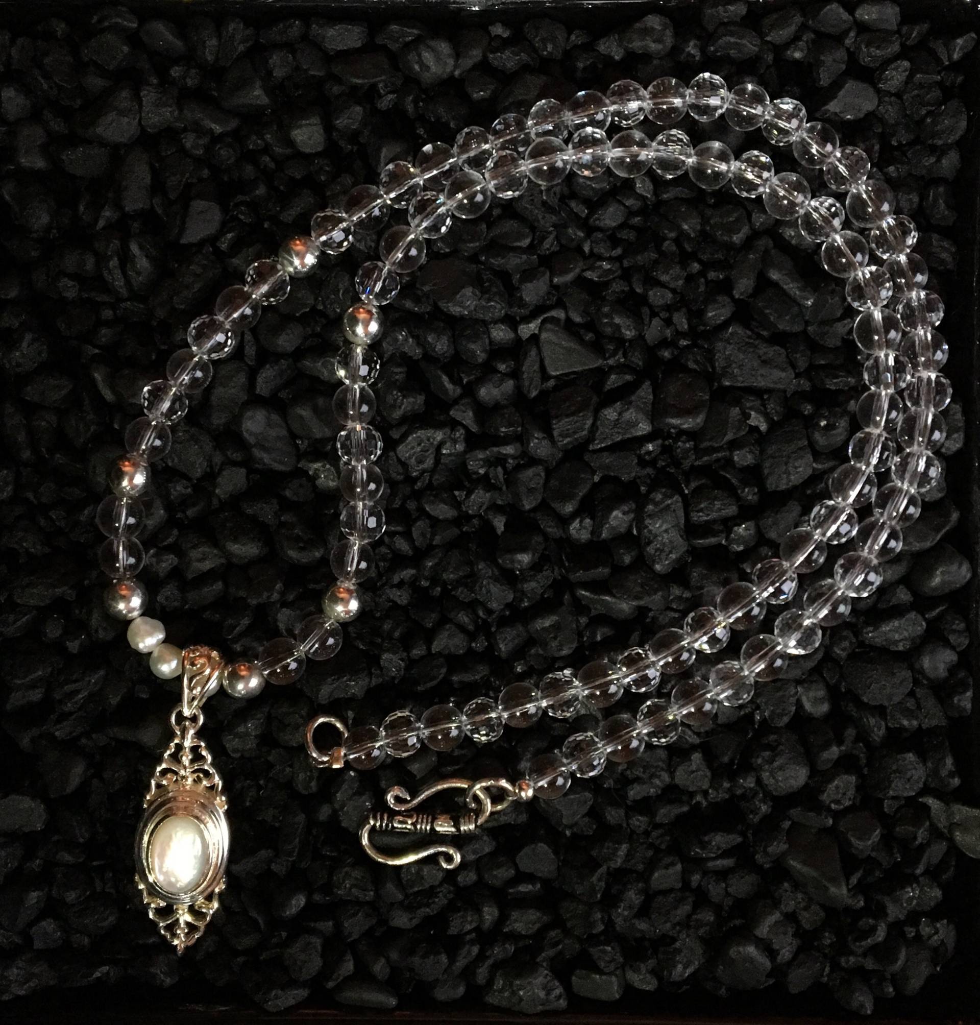 Silber-, Perlen - Und Kristallkette Mit Sterlingsilber Perlmutt Anhänger Silber-, Perlen - Und Kristallkette Mit Sterlingsilber Perlmutt Anhänger von ARTofDevotionJewelry