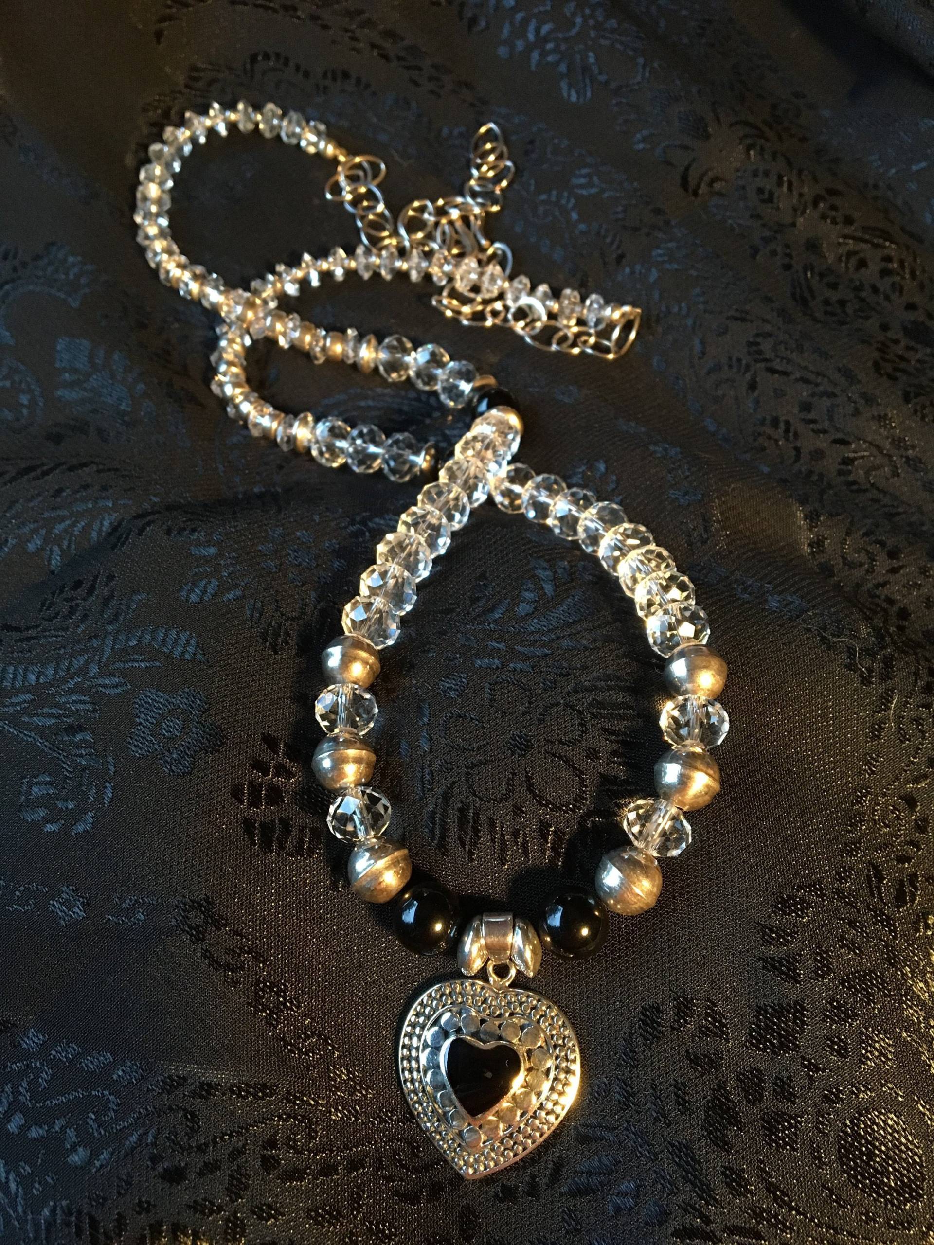 Silber Onyx Herz Auf Kristall Halskette Silber Onyx Herz Auf Kristall Halskette von ARTofDevotionJewelry