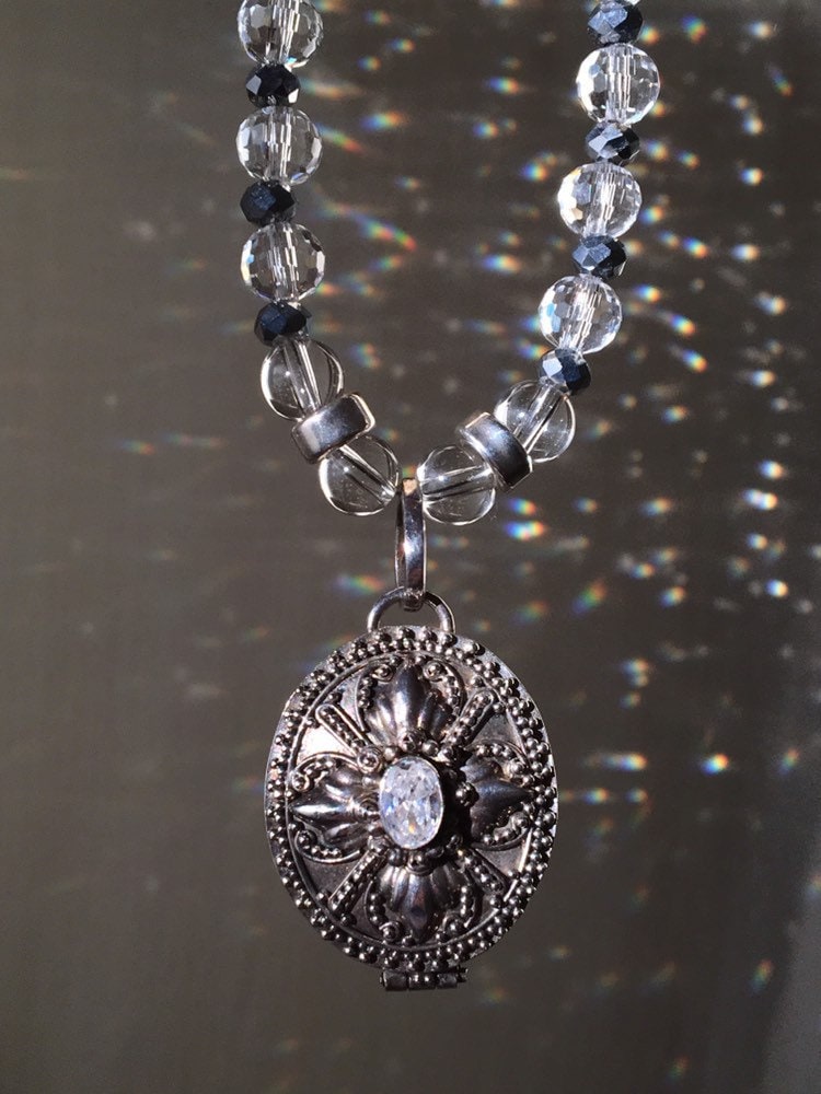Silber Und Kristall Klappbare Pillendose/Medaillon Halskette Silber Und Kristall Klappbare Pillendose/Medaillon Halskette von ARTofDevotionJewelry