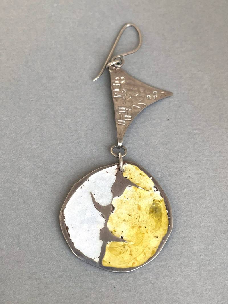 Frecher Mond - Ohrschmuck, Ohrhänger, Schmuck, Unikat, Handgefertigt, Kunst, Künstlerin, Design, Gold, Emaille von ARTquartett