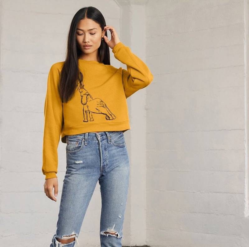 Abgeschnittenes Senffarbenes Frauen Sweatshirt Mit Einzigartiger Elefantenkunst von ARTsyClothing