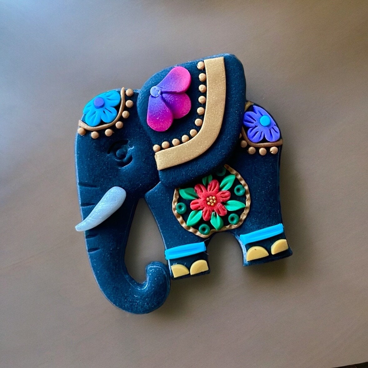 Elefant Brosche, Eleganter Schwarzer Brosche Mit Lotus - Handgemachter Schmuck Aus Polymer Clay von ARTsyShinyCloud