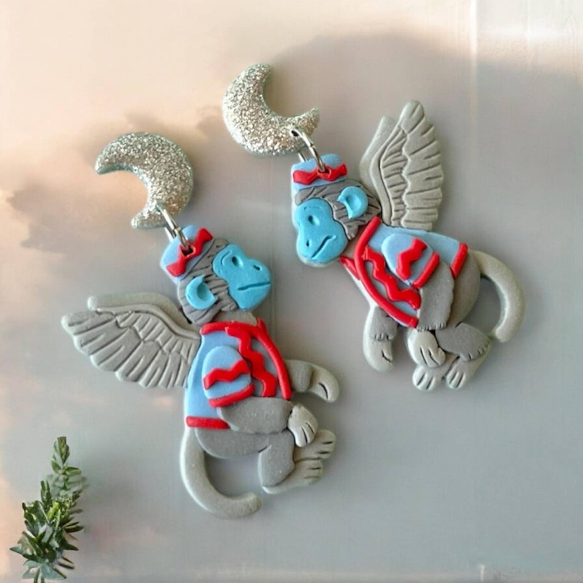 Geflügelte Äffchen Ohrringe - Zauberer Von Oz Tonschmuck Böse Hexe Minion Fantasy Wesen Ohrhänger Handmade Film Geschenk von ARTsyShinyCloud