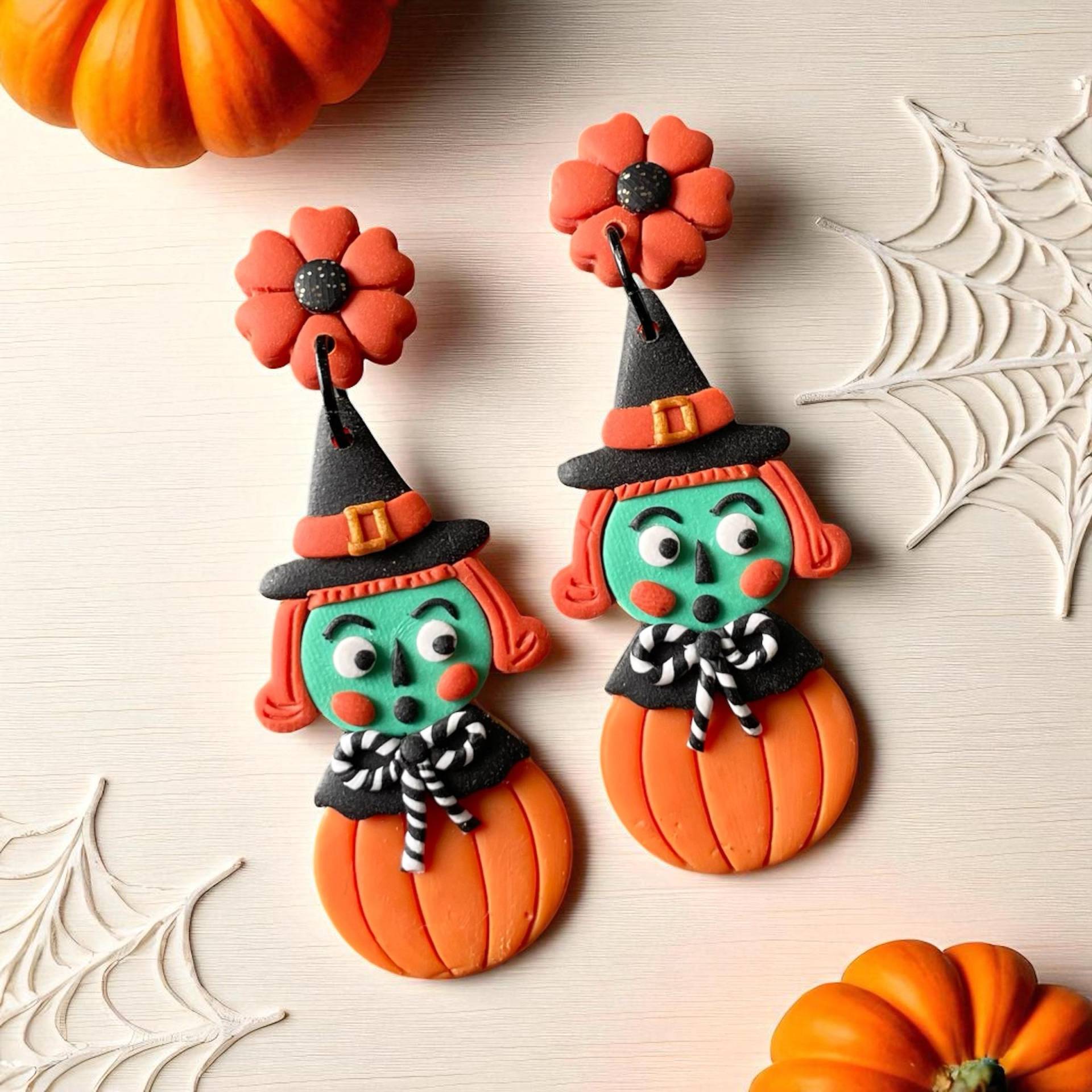 Kürbis Hexe Ohrringe Aus Polymer Clay Folklore Halloween Schmuck von ARTsyShinyCloud