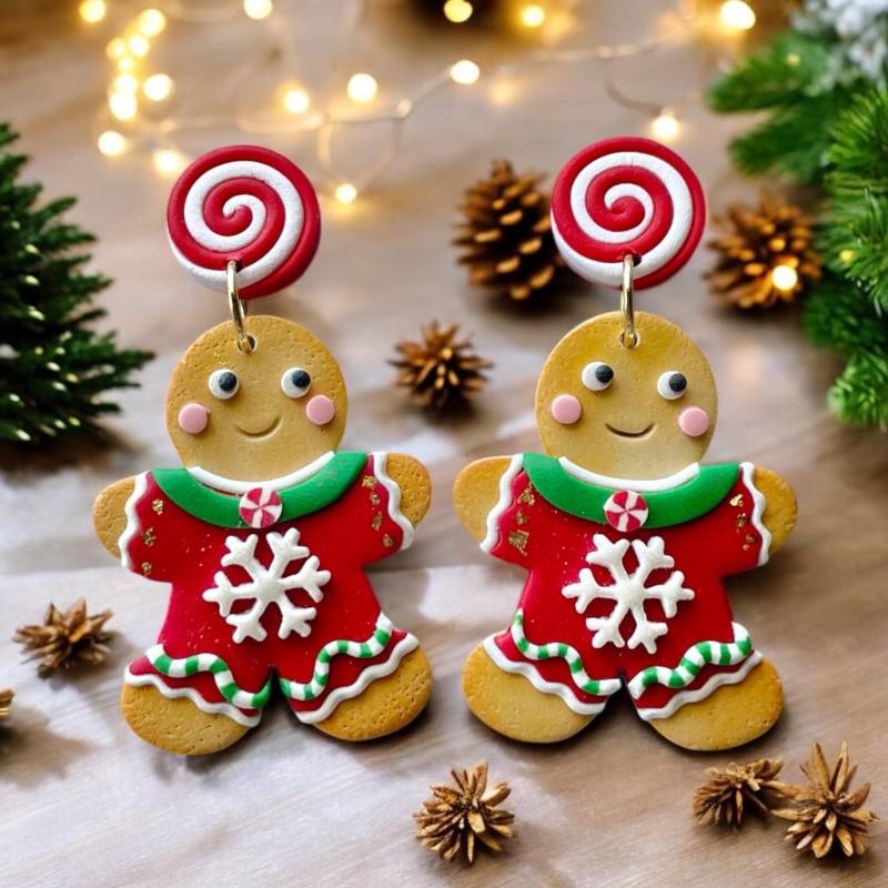 Lebkuchenmann Ohrringe Mit Rotem Pulli & Candy Top Im Urlaubslook von ARTsyShinyCloud