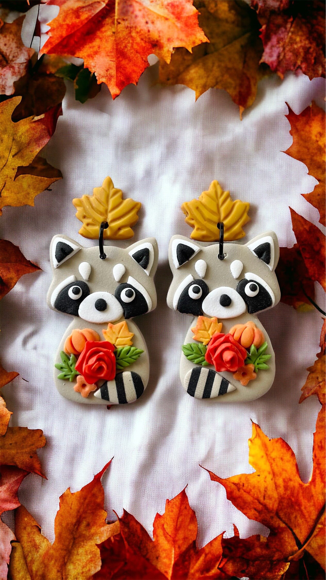 Waschbär Ohrringe - Einzigartiger Handgemachter Fimo Schmuck, Natur Inspiriertes Accessoire, Perfektes Geschenk Für Tierliebhaber von ARTsyShinyCloud