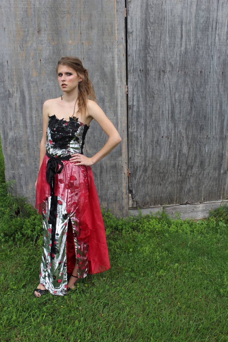 Silbernes Kleid, Spitzenmieder Und Abnehmbarer Überrock von ARiveraDesigns