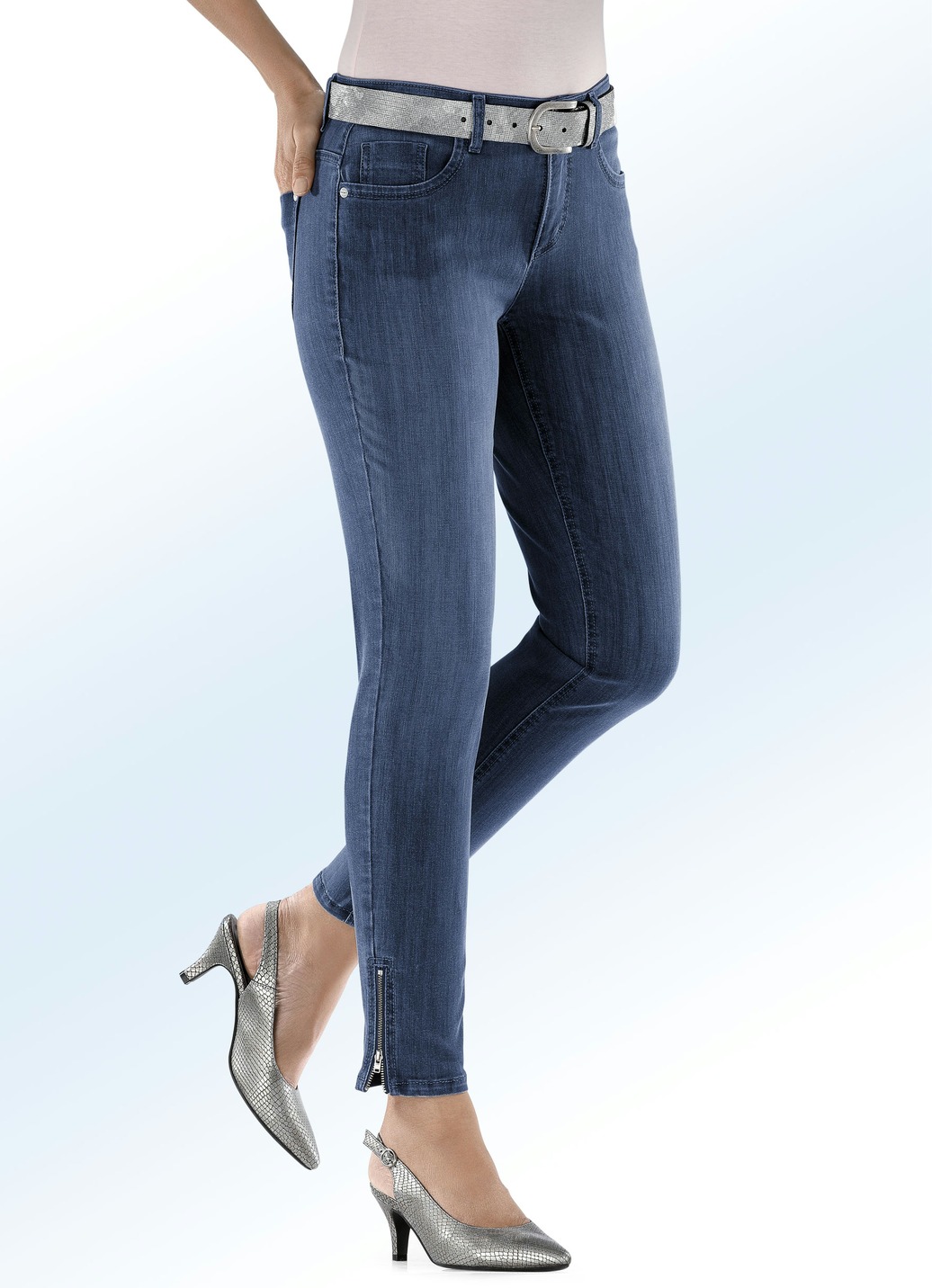 Magic-Jeans mit modischen Reißverschlüssen an den Beinabschlüssen, Jeansblau, Größe 48 von ASCARI
