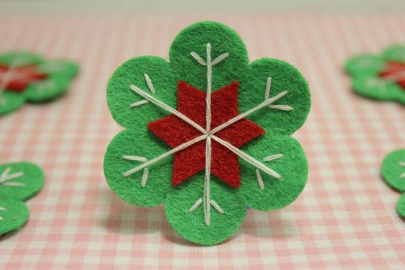 Set Von 6 Handgemachten Filzstücken SchneeflockenWiese Grün | Ft952 von ASECUSA