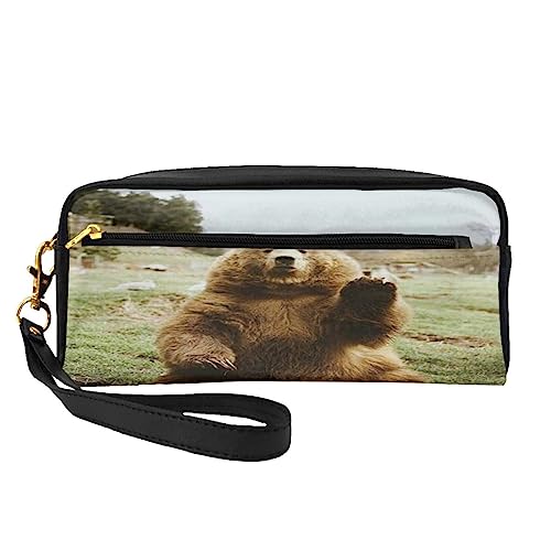 Kleine Kosmetiktasche aus Leder, New York Manhattan Bridge, Nacht, Kosmetiktasche, Geldbörse, Reise-Make-up, Reißverschlusstasche für Frauen, Hi Bear sitzt auf dem Rasen, Makeup Bag von ASEELO