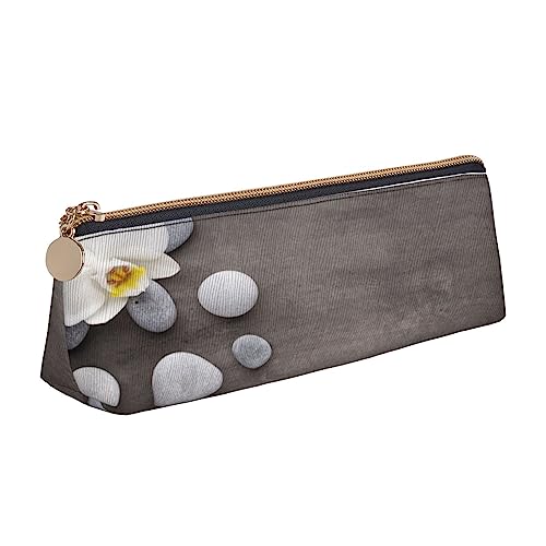 Leder Dreieck Federmäppchen Spa Dorf of Floral Wasser Bad Salz Kerzen Schreibwaren Bleistift Tasche Make-up Tasche Tragbare Büro Schreibwaren Tasche für Teens Mädchen Erwachsene, Weiße Blume mit Stein, Leather Pencil Case, Kosmetikkoffer von ASEELO