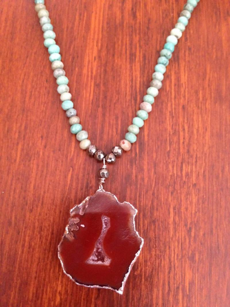 Chrysoprase Strand Mit Red Achat Geode Center von ASHDesignStudio