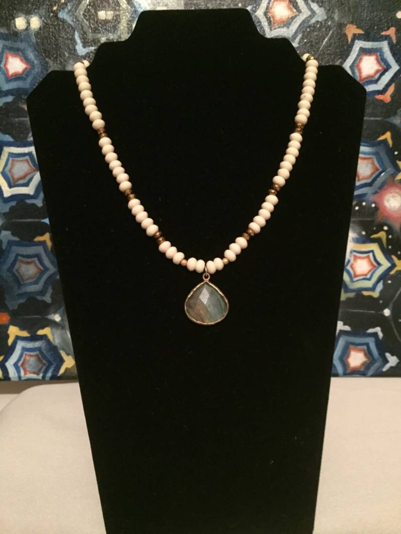 Facettierter Labradorit Auf Facettierter Weißer Jade von ASHDesignStudio