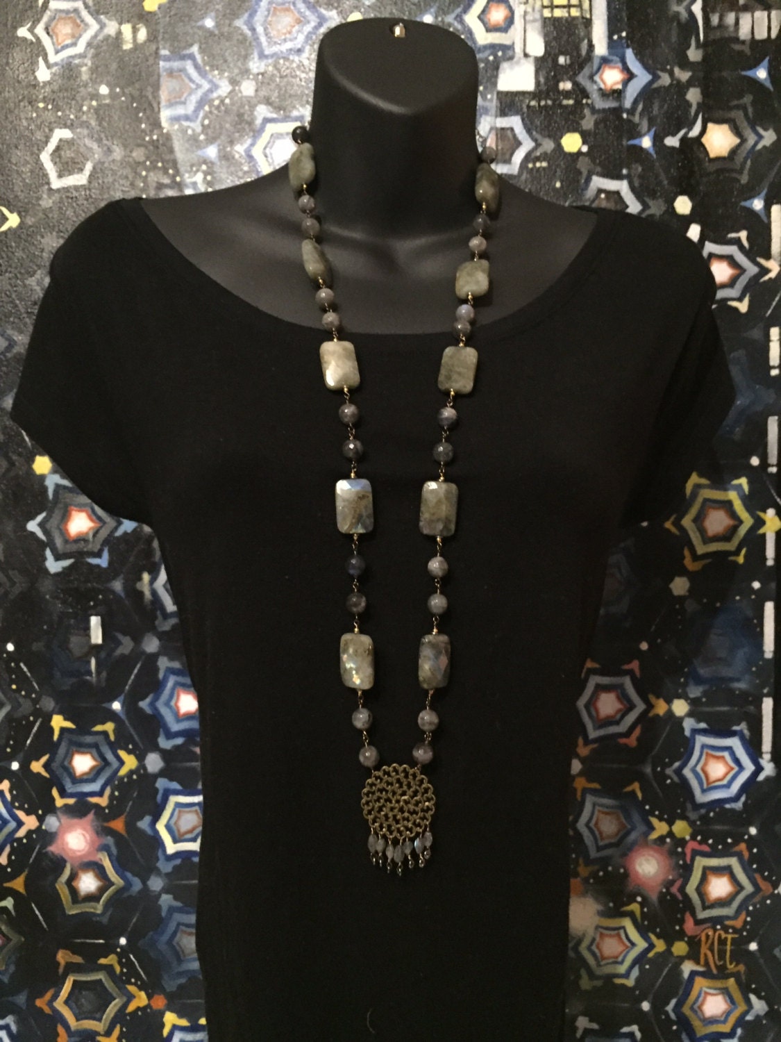 Facettierter Labradorit Und Gold Anhänger von ASHDesignStudio