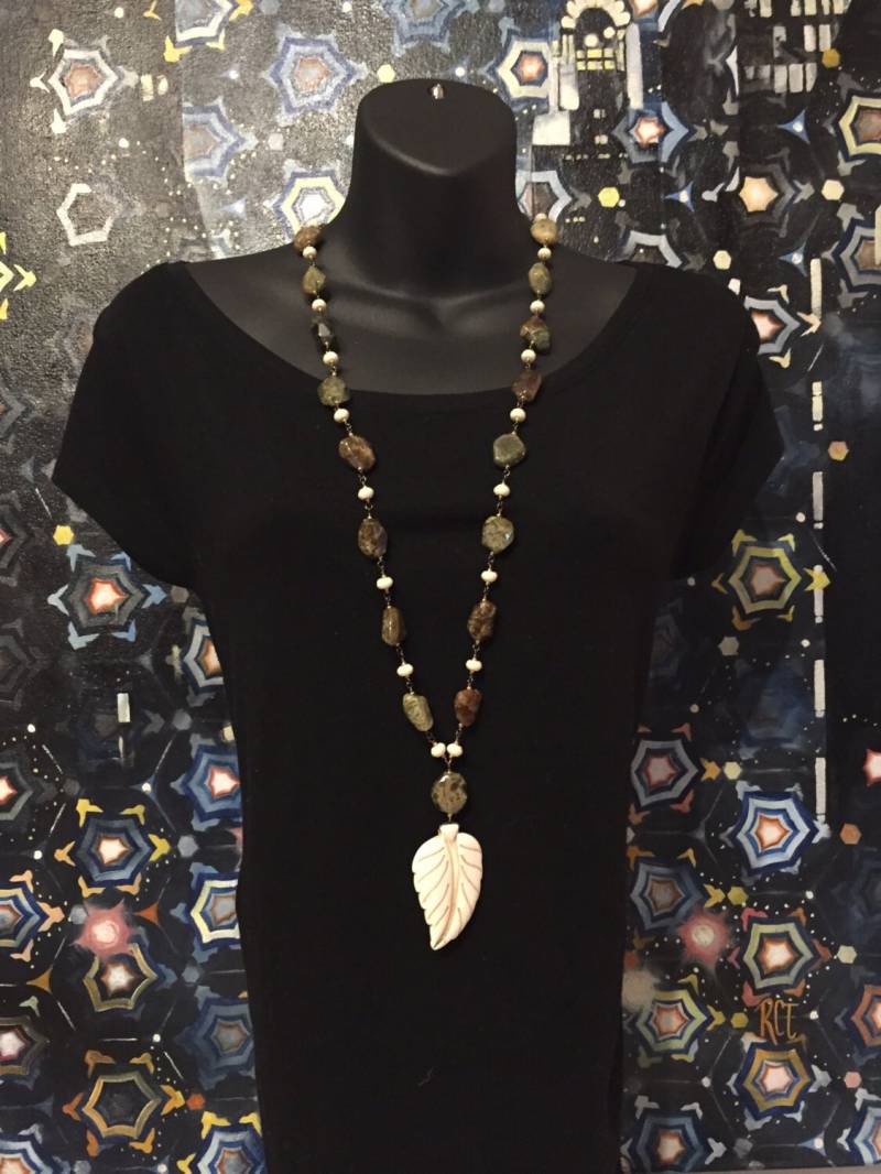 Grüner Amethyst Und White Jade Blatt von ASHDesignStudio