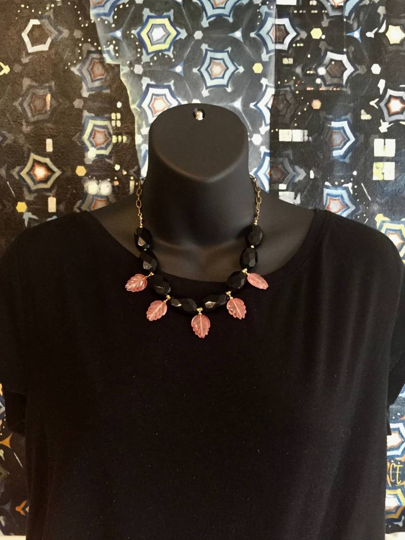 Rosa Blätter Und Schwarzem Glas von ASHDesignStudio