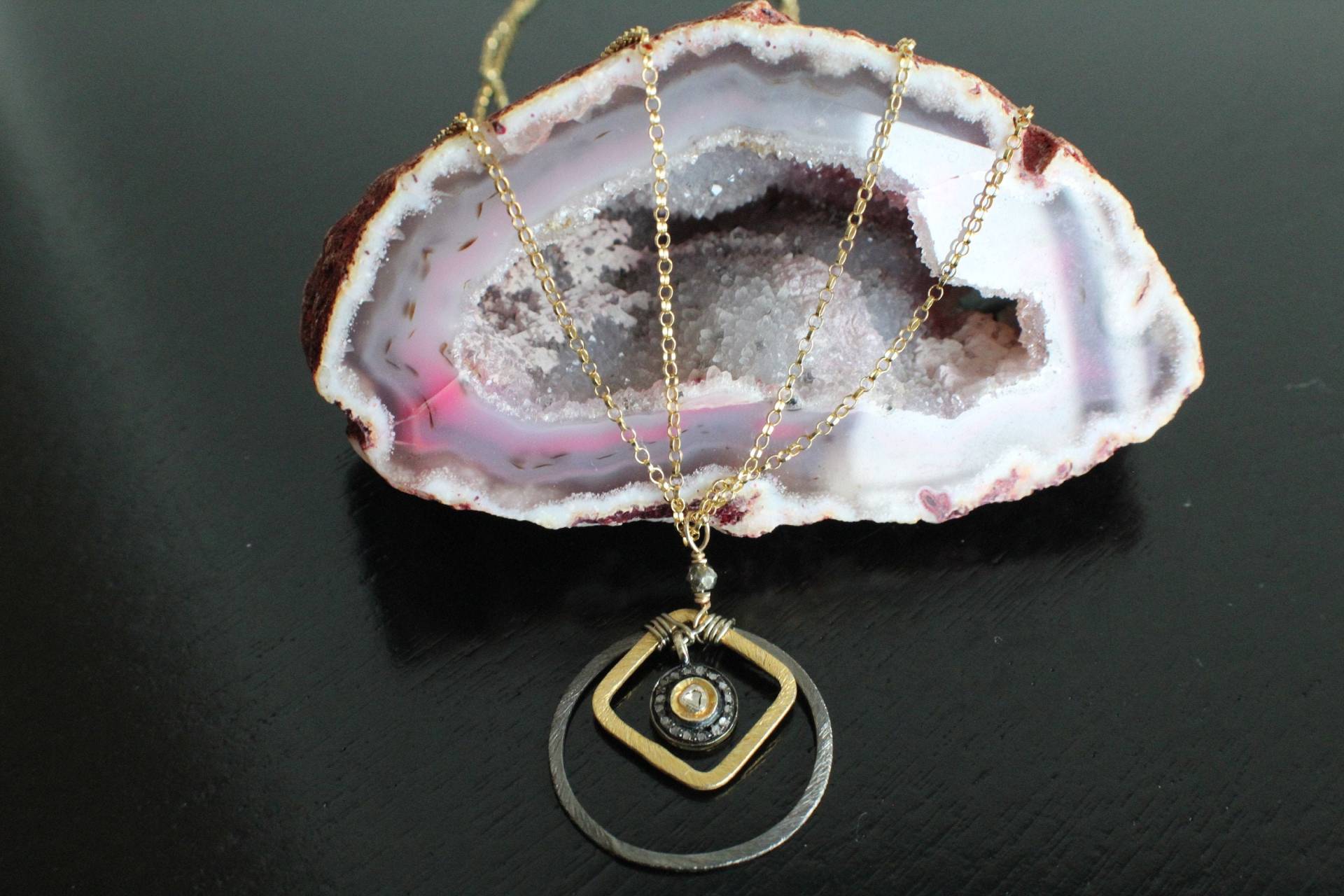 Rose Schnitt Diamant in Hammered Gold Square Und Silver Circle von ASHDesignStudio