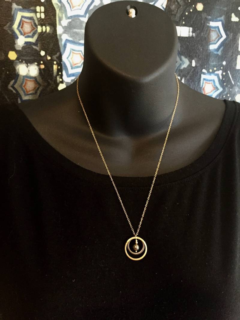 Silber Und Gold Kreisen Mit Pyrit Kugel von ASHDesignStudio