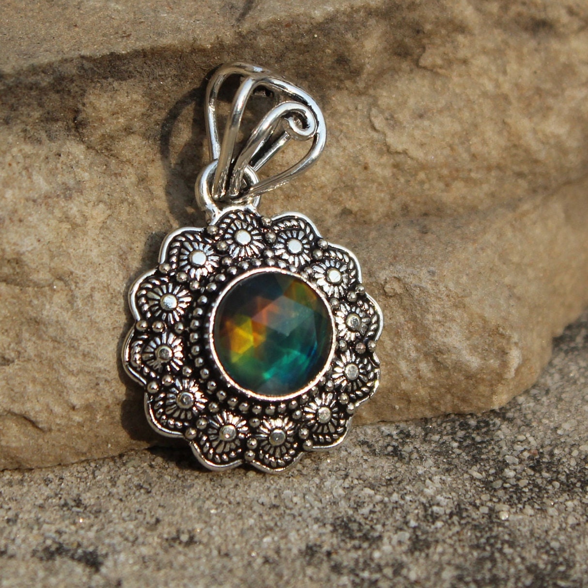 Aurora Opal Doublette Quarz Anhänger Für Frau Best For Halloween & Christmas Geschenk Versilbert Handarbeit Für Designer von ASHOKAJEWELRY