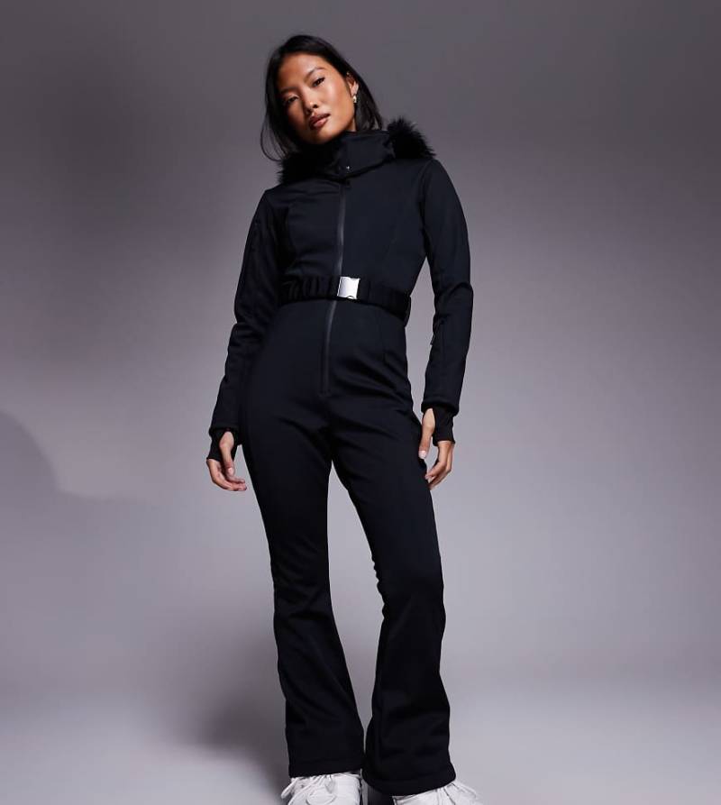 ASOS 4505 Petite - Ski - Skianzug aus Softshell in Schwarz, mit schmalem, ausgestelltem Bein, Gürtel und Kapuze mit Kunstpelzbesatz von ASOS 4505 Ski & Snow