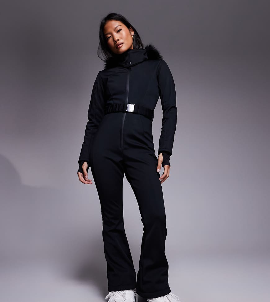 ASOS 4505 Petite - Ski - Skianzug aus Softshell in Schwarz, mit schmalem, ausgestelltem Bein, Gürtel und Kapuze mit Kunstpelzbesatz von ASOS 4505 Ski & Snow