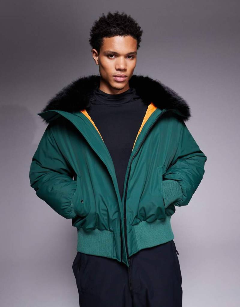 ASOS 4505 - Ski - Bomberjacke in Grün mit Kunstpelzkragen von ASOS 4505 Ski & Snow