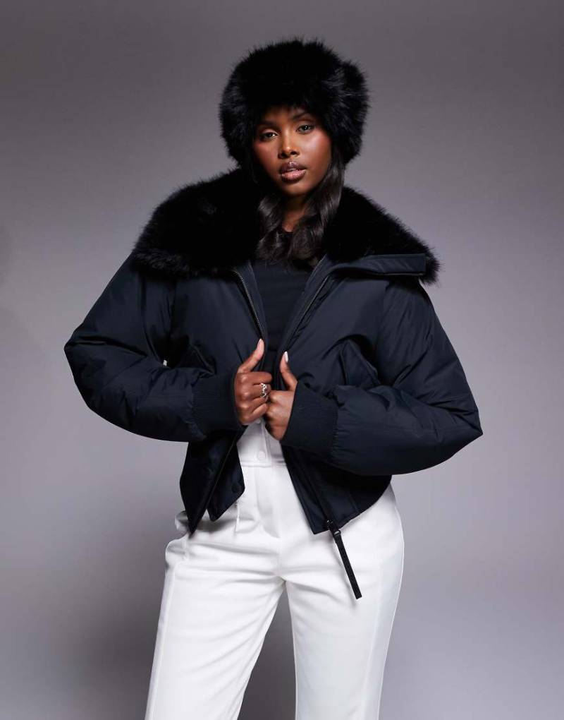 ASOS 4505 - Ski - Cropped-Bomberjacke in Schwarz mit Kunstpelzkragen ASOS 4505 - Ski - Cropped-Bomberjacke in Schwarz mit Kunstpelzkragen von ASOS 4505 Ski & Snow