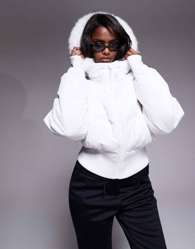 ASOS 4505 - Ski - Isolierte Ski-Bomberjacke in Weiß mit kurzem Schnitt und Kapuze mit Kunstpelzbesatz ASOS 4505 - Ski - Isolierte Ski-Bomberjacke in Weiß mit kurzem Schnitt und Kapuze mit Kunstpelzbesatz von ASOS 4505 Ski & Snow