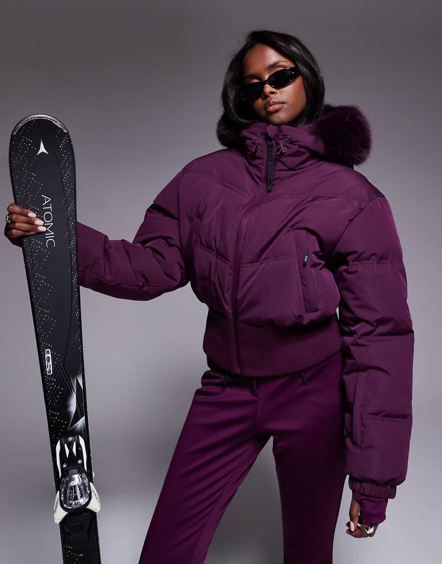ASOS 4505 - Ski - Kurz geschnittene, isolierte Ski-Bomberjacke in Pflaume mit Kapuze mit Kunstpelzbesatz-Lila von ASOS 4505 Ski & Snow