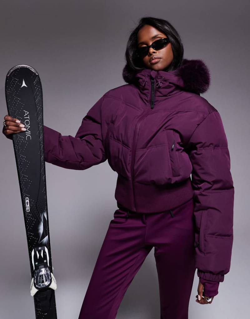 ASOS 4505 - Ski - Kurz geschnittene, isolierte Ski-Bomberjacke in Pflaume mit Kapuze mit Kunstpelzbesatz-Lila von ASOS 4505 Ski & Snow
