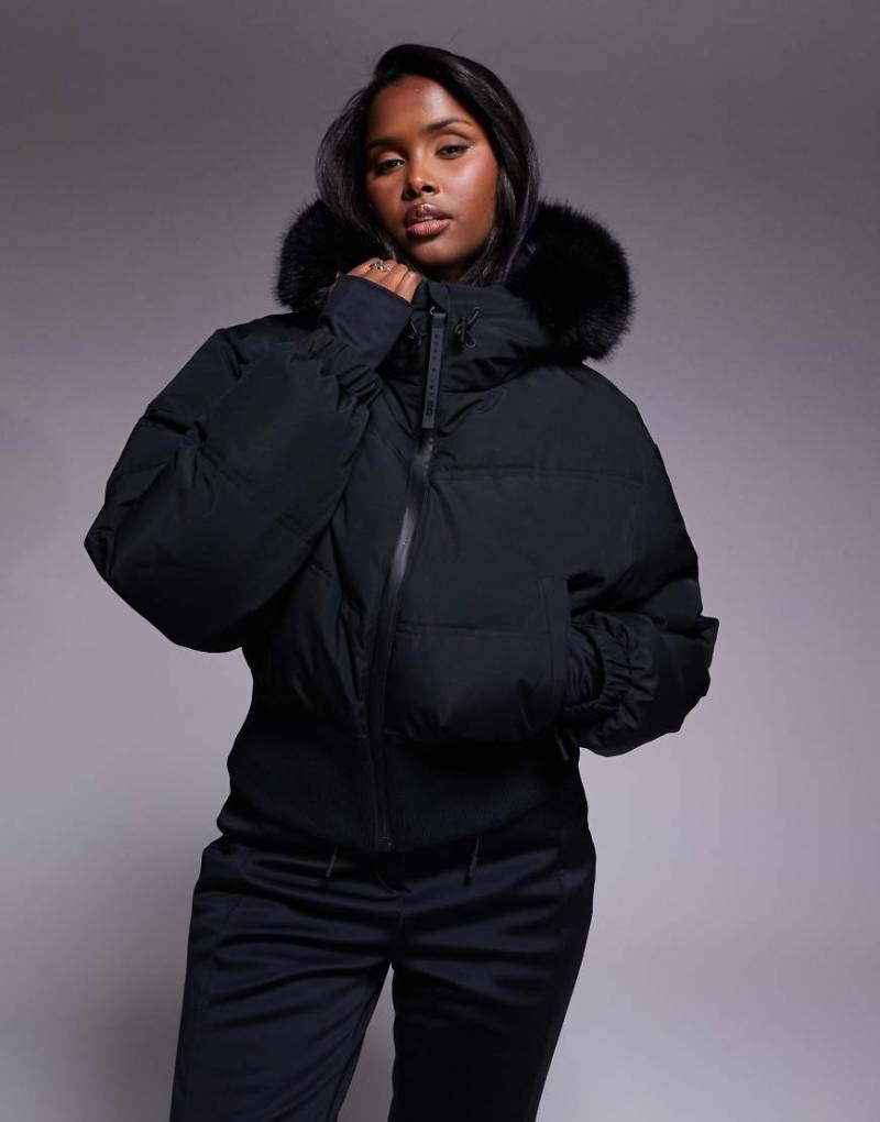 ASOS 4505 - Ski - Kurz geschnittene, isolierte Ski-Bomberjacke in Schwarz mit Kapuze mit Kunstpelzbesatz ASOS 4505 - Ski - Kurz geschnittene, isolierte Ski-Bomberjacke in Schwarz mit Kapuze mit Kunstpelzbesatz von ASOS 4505 Ski & Snow