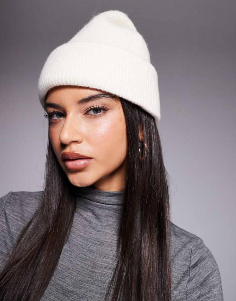 ASOS 4505 - Ski-Strickmütze in Creme-Weiß von ASOS 4505 Ski & Snow