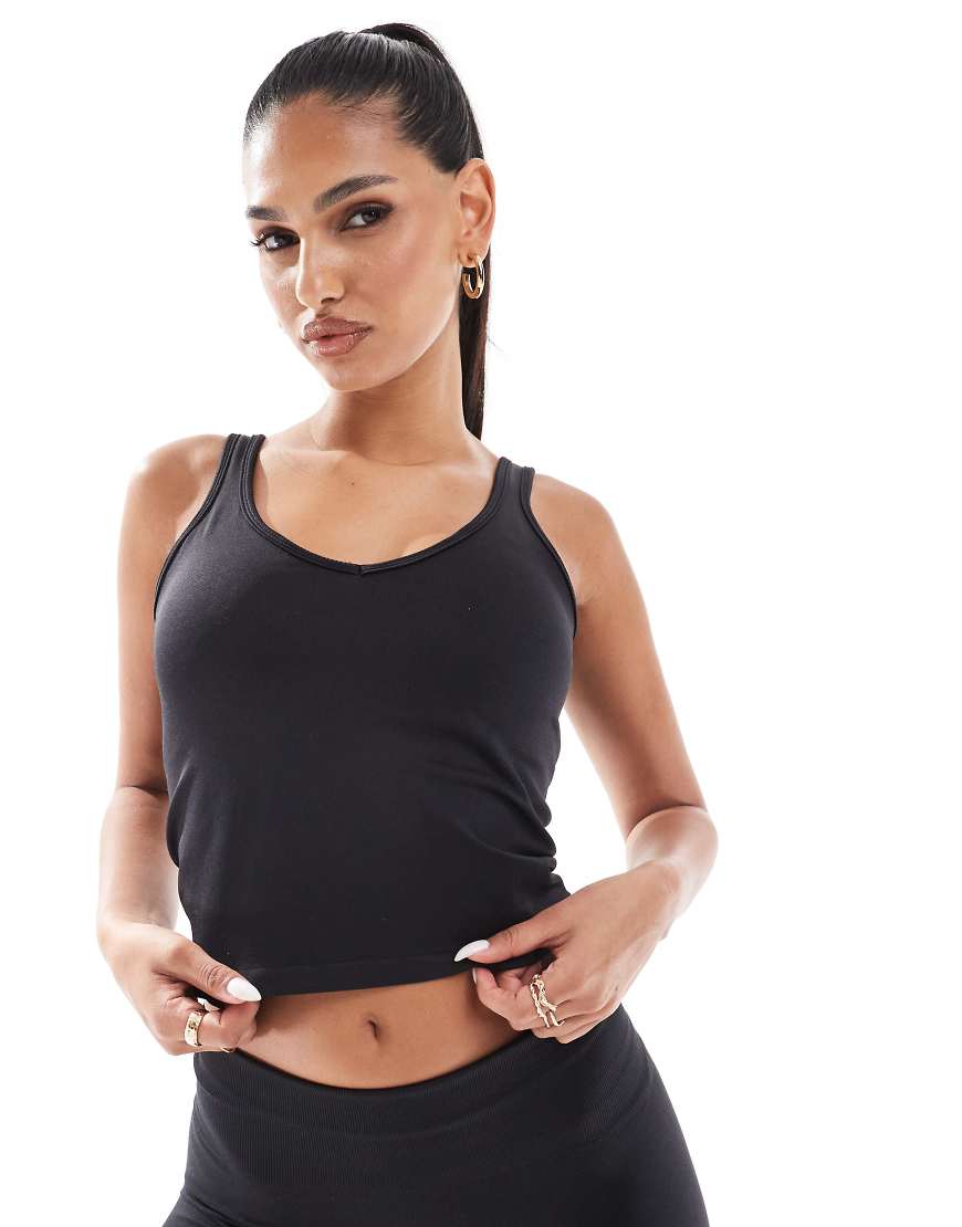 4505 - Active - Nahtloses Sport-Trägertop in Schwarz mit integriertem BH und V-Ausschnitt 4505 - Active - Nahtloses Sport-Trägertop in Schwarz mit integriertem BH und V-Ausschnitt von 4505