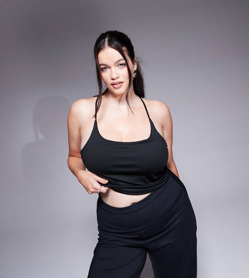 4505 Curve - Icon - Kurz geschnittenes Camisole-Yogaoberteil mit integriertem BH-Schwarz von 4505