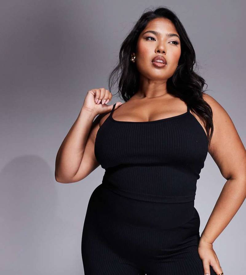 4505 Curve - Icon - Nahtloses, geripptes Yoga-Trägertop in Schwarz mit integriertem BH von 4505