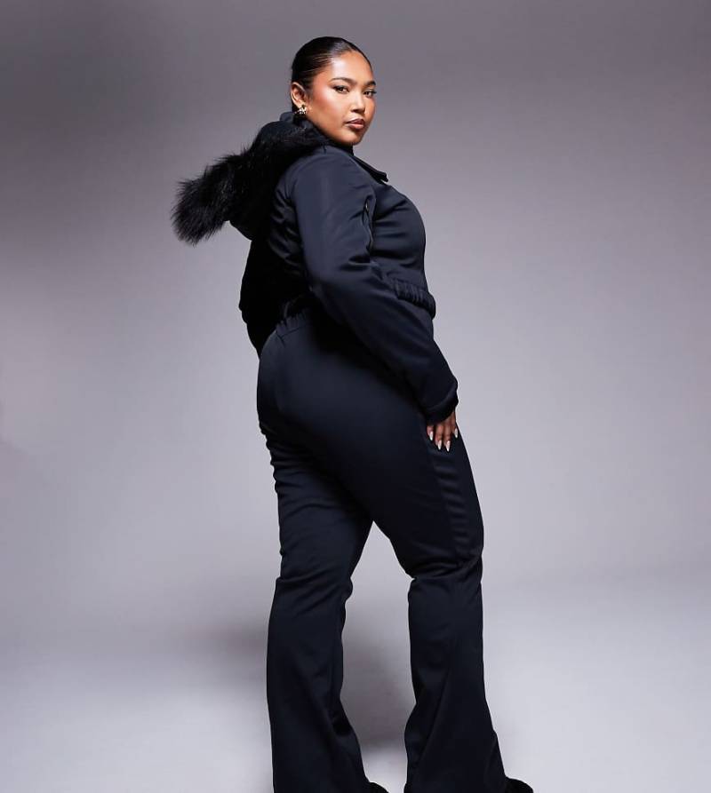 4505 Curve - Icon - Skianzug in Schwarz mit schmalem, ausgestelltem Bein, Gürtel und Kapuze mit Kunstpelzbesatz von ASOS 4505 Ski & Snow