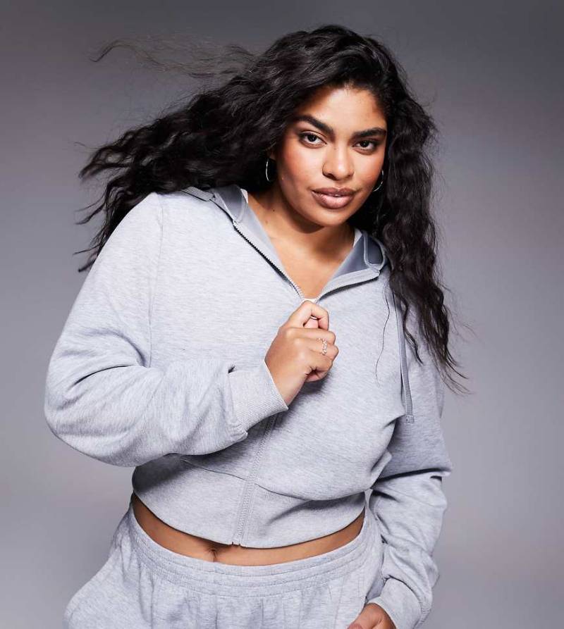 4505 Curve - Kurz geschnittener Sport-Kapuzenpullover in meliertem Grau von 4505